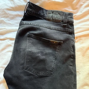Nudie Jeans, Grim Tim  - Nudie jeans, Grim Tim i storlek W33L32.  Skick 9/10. nypris 1600kr.  Hör av dig om du vill ha fler bilder!