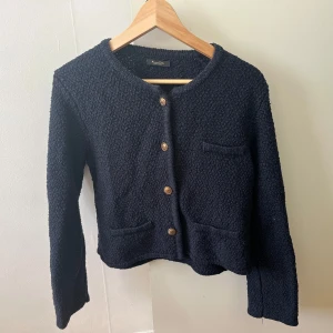 Massimo dutti kofta  - Säljer nu denna i bra skick k storlek M men passar även en s