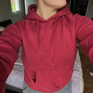 Hoodies  - Jättefin röd hoodie köpt på carling med märket /STAY. Storlek XS men jag skulle säga att det är mer som en S❤️ Säljer den för 60kr!