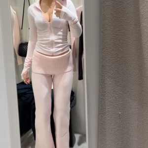 Set från Gina Tricot - Ett baby rosa set från Gina tricot, ej samma material men färgerna är samma och passar bra ihop💕 Går även att köpa separat, endast använda 2-3 gånger då dom vart köpte nyligen. Inga defekter alls och i nytt skick. Kom med prisförslag☺️ Storlek XS/S