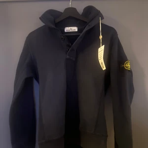 Stone Island Tröja - Mörkblå, köpt på Vestiaire med äkthets försäkring, taggen sitter kvar   Vid fler bilder skicka meddelande 