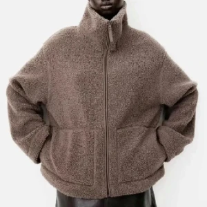 H&M teddyjacka - Intressekoll på min fina teddyjacka ifrån H&M! Är endast använd 2 gånger men funderar på att sälja då jag köpt en annan, är helt slutsåld och om det finns flera intresserade kommer jag att starta en budgivning!