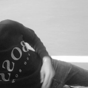 Svart långärmad tröja från Hugo Boss - Säljer en riktig bekväm svart långärmad tröja från Hugo Boss med riktigt skönt material kan ej frakta men kan där imot mötas upp pris kommer man överens om privat (Byte kan ske)