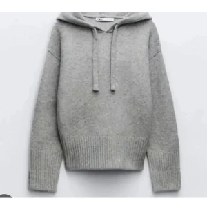 Stickad hoodie zara - Populär stickad hoodie från zara som inte säljs längre! Så snygg men kommer inte till användning💗💗I storlek S