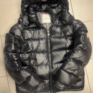 Monclear maya - Hej säljer min monclear maya pågrund av att jag behöver sen storlek större. Size 1/S men passar även M/2. Skick 10/10. Nfc skann ginns och transparant.