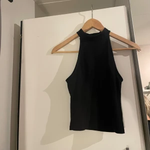 Svart halterneck topp - Svart stickad halterneck topp från bikbok, storlek xs🫶🏼