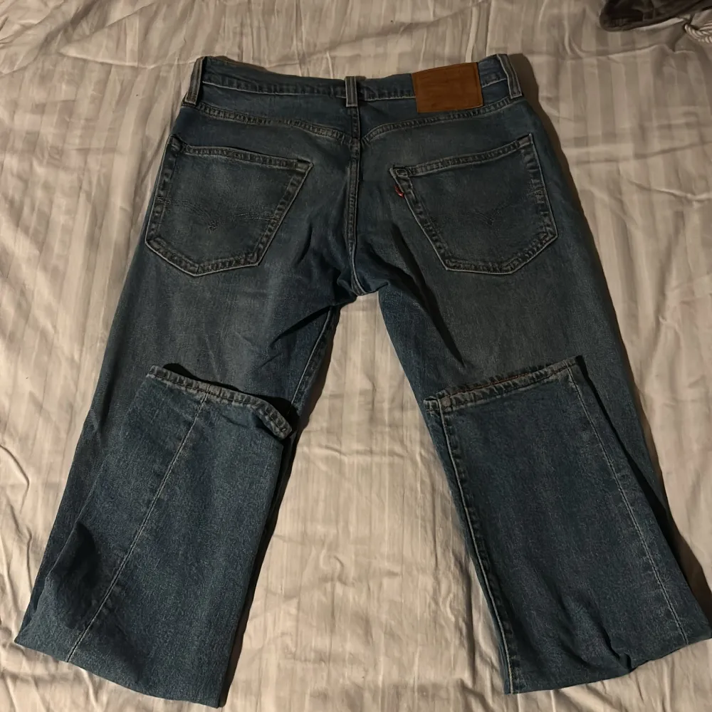 Hej säljer ett par Levis jeans 502 tapered fit för de har blivit för små Skicket är bra men använda och är storlek W30 L 32. Jeans & Byxor.