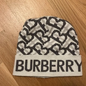 Burberry mössa  - Väldigt snygg, använd ungefär 3-4 gånger. Skulle gärna vilja ha den men jag passar inte så bra med mössa. Mitt huvud är storlek S/M lutar mer mot M och den passar väldigt fint.