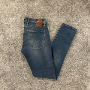 Replay Anbass - Säljer dessa replay anbass jeans i storleken W31 L32. Modell Hyperflex och nypris ligger på 1400. Färgen ljusblå och skicket är nästan som nytt. Vid flera frågor, hör av dig⭐️😄