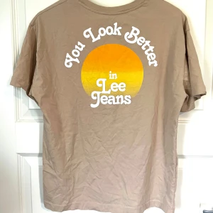 Lee t-shirt  - En t-shirt från märket Lee i storlek S. Det är en relaxed fit modell så tycker man om att ha den tajt skulle jag säga att de är storleken M. Inte använd nån gång!🥰Säljer den för 100kr