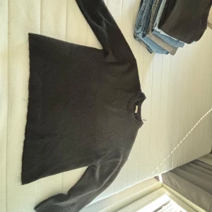 Stickad tröja  - Fin svart overzized stickad tröja, från Gina, bra kvalite och fin till hösten.  Köptes för 400 kr om jag minns rätt .