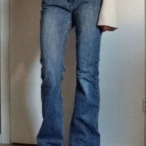 Lågmidjade Brandy Melville jeans! - Superfina jeans i mycket bra skick!💕 Midjemåttet är 36cm och innerbenslängden är 80cm. 