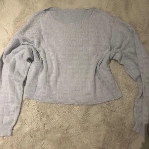 Off shoulder stickad tröja  - Fick av en vän inte direkt min stil 🩷den passar fint och är jätte skön 💝använd några gånger av henne 