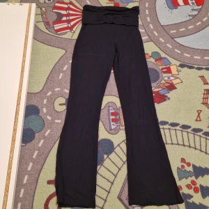 vikta flare byxor - Är i bra skick. Är en jätte mörk blå. Pris kan diskuteras 