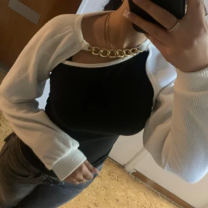 cardigan - säljer denna vit cardiganen med en guld kedja vid halsen, den är fin men inte min stil längre, köpt ett tag sen men inte använd alls! he fick klippt bort alla lappar och kommer ej igår vart den är köpt 😓 
