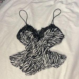 Linne - Vintage nattlinne med zebra mönster 