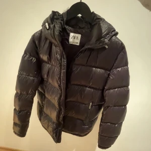 Zara jacka - Zara jacka i bra skick förutom ett jättelitet hål på armen som knappt syns. Nypris ca 1400. Skriv för mer bilder eller frågor