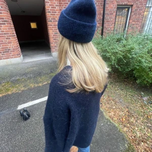 Mössa - Snygg mössa från ett UF företag som inte säljer längre, fint skick och inte använd så mycket🥰 nypris 300kr