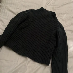 Tröja mörkgrön  - Super fin tröja från Monki, storlek L. Liten i storleken så passar även Medium.   Bra skick 