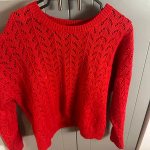 Röd stickad tröja  - Säljer denna söta tröja från H&M. Den är i väldigt bra skick. Den passar perfekt nu till hösten🥰 Passar både M/L