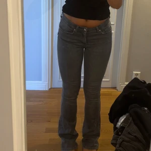 Grå jeans  - Grå jeans från Only! Använda fåtal gånger så väldigt fint skick👍🏻 Nypris är 549💕 Storleken är S och längden 34