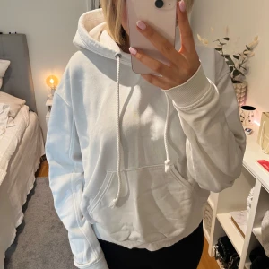 Vit hoodie - Skitsnygg oversized hoodie, bra skick. Storlek XS men passar XS-M 🥳