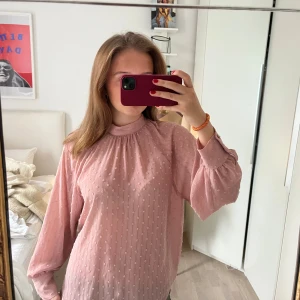 Så söt blus - Rosa lite mer see through blus!! Superfin! 