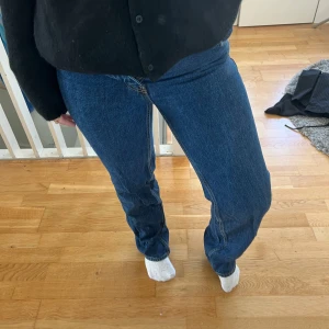 Mörkblå straight jeans  - Använda en gång endast! Köpta på rean därav de billiga priset  Lågmidjade & straight 