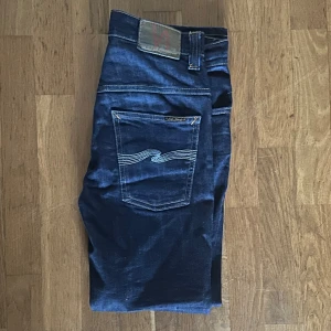 Nudie jeans raw denim - Ett par sjukt snygga nudie jeans i modellen “Thin Finn” | jeansen är raw vilket innebär att dom fadear när man använder och hur man använder dom | storlek W30/L32