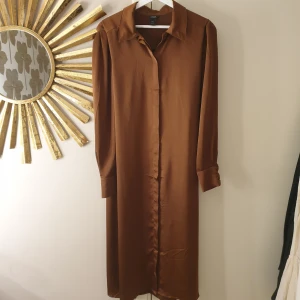 Satinklänning - Lång skjortklänning i satin från Lindex. Nypris var 599kr 