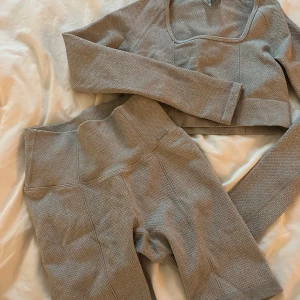 Tränings sett aimn - Snyggt och skönt grått tränings sett från aimn. Toppen i s och shortsen i Xs, oanvända😁  Hör av er om ni är intresserade av endast ena delen☺️