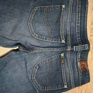 Lee jeans  - Supersnygga lågmidjade jeans från Lee med rak passform. Jeansen är endast använda 1 gång och är i superbra sick utan defekter❤️så så snygga😍passar S/XS storleksmässigt. Midjemått: 40 cm Innerbenslängd: 76cm