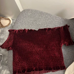 Off-shoulder topp - Nästan aldrig använd, bra skick! I storlek L men ganska liten i storleken, dock är den stretchig så funkar nog på någon som är M i vanliga fall