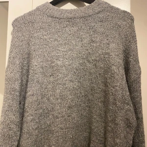 Grå stickad tröja - Lager157 - En fin och skön grå stickad tröja som inte sticks. I nyskick, har bara använts en gång. Lite oversized i storleken men är väldigt varm och skön, funkar perfekt till både hösten och vintern. Pris kan diskuteras, vid frågor är det bara att höra av sig🤍