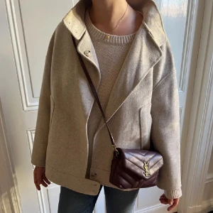 Beige kappa - Första bilden är lånad!  Säljer en jättefin beige kappa som jag köpte på plick. Den har bara används o ett år av mig. Skriv om du har några funderingar eller annat 🥰