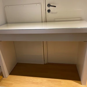 Sminkbord  - Mått 120x41 cm, den har ett litet märke se bild 3 men annars fint skick. 600kr, kan ej fraktas utan bara hämtning.  Kontakta gärna privat vid intresse:) 