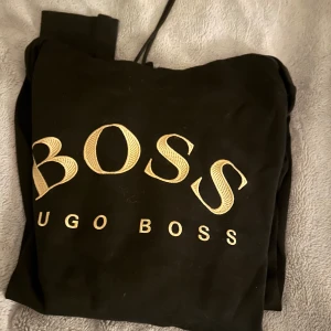 Hugo boss hoodie svart  - Skick 10/10 Pris kan diskuteras  XXL  Liten i storlek så passar även L och uppåt 