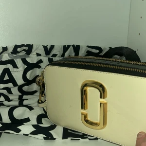 Marc Jacobs väska  - Äkta Marc väska till salu använt 1 gång helt ny, får med bag som man fick när man köpte väskan kvitto finns. Köparen betalar frakt om den ska skickas 