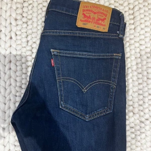 Levis 502 - Fina Levis 502 jeans i mycket bra skick (9/10). Inga defekter, sitter skönt och passar perfekt. Storleken är 30/32