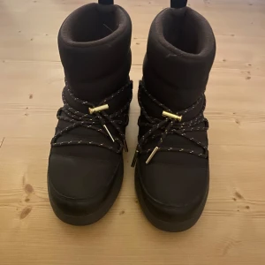 Vinterskor❤️ - Säljer jätte snygga vattentäta vinter skor, liknar inukkis. Felköp pga för liten storlek och bara andvända ett fåtal gånger. Orgninal pris 1700.🩷🩷🩷 