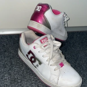 DC skor - Hyfsat använda DC skor. Rosa och vita. En mindre pass form men riktigt snygga stylade💞