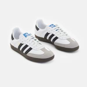 Säljer mina Adidas Samba OG Sneakers i storlek 37. Använda endast en gång. Nypris: 1 300 kr. 