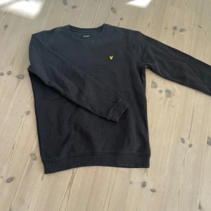 Sweatshirt - Supersnygg sweatshirt ifrån lyle & scott!🔥 Tröjan är mörkgrå, näst intill svart. I väldigt gott skick, inget slitage. Hör av dig vid minsta fundering!💥