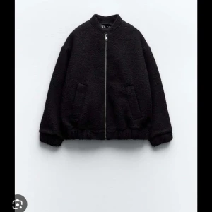Zara jacka xs - Säljer en populär jacka från Zara storlek xs❤️
