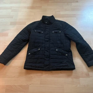 Bläck Fieldjacket - Säljer en riktigt snygg Safari jacka från bläck, jackan är perfekt till vintern och är knappt använd alls då den har ett väldigt bra skick hör av er vid intresse!