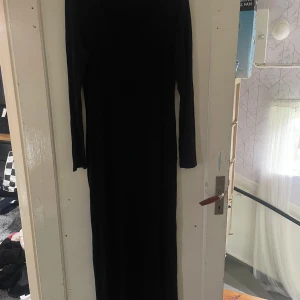 Svart långklänning från Shein SXY - Säljer en elegant svart långklänning från Shein SXY. Klänningen har en stilren design med långa ärmar och är perfekt för höst- och vinterfester. Den är tillverkad i ett mjukt och bekvämt material som ger en smickrande passform.