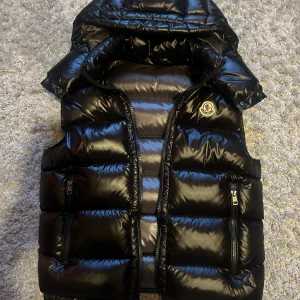 Moncler väst - En moncler väst i väldigt bra skick använd ungefär 2 eller 3 gånger inga skador eller nåt liknande, pris kan diskuteras och bara att skriva om man undrar nåt 