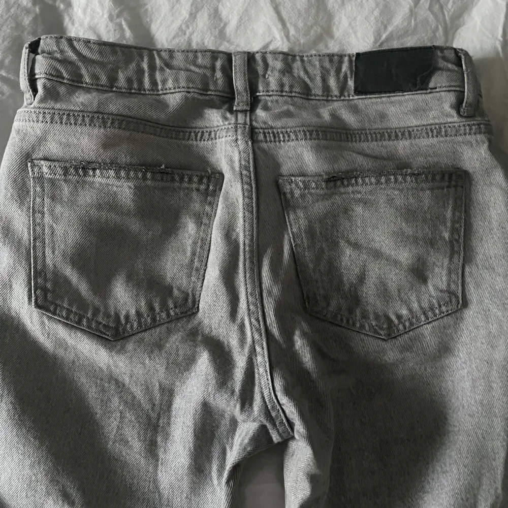 JÄTTEfina ljusgrå bootcut jeans, säljer då de har blivit för små för mig. köpt för 399. lappen där bak har lossnat lite. kontakta innan du trycker på köp nu💘. Jeans & Byxor.