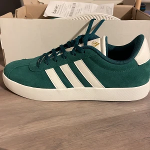 Adidas  - Hej, säljer nu mina adidas skor då dem var för små. Nypris 570kr 