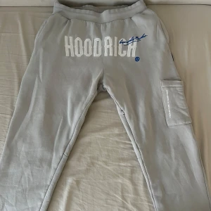 Grå mjukisbyxor från Hoodrich - Säljer ett par grå mjukisbyxor från Hoodrich i storlek M😁allt på den ligger i bra kond👍🏽 skick:10/10. 